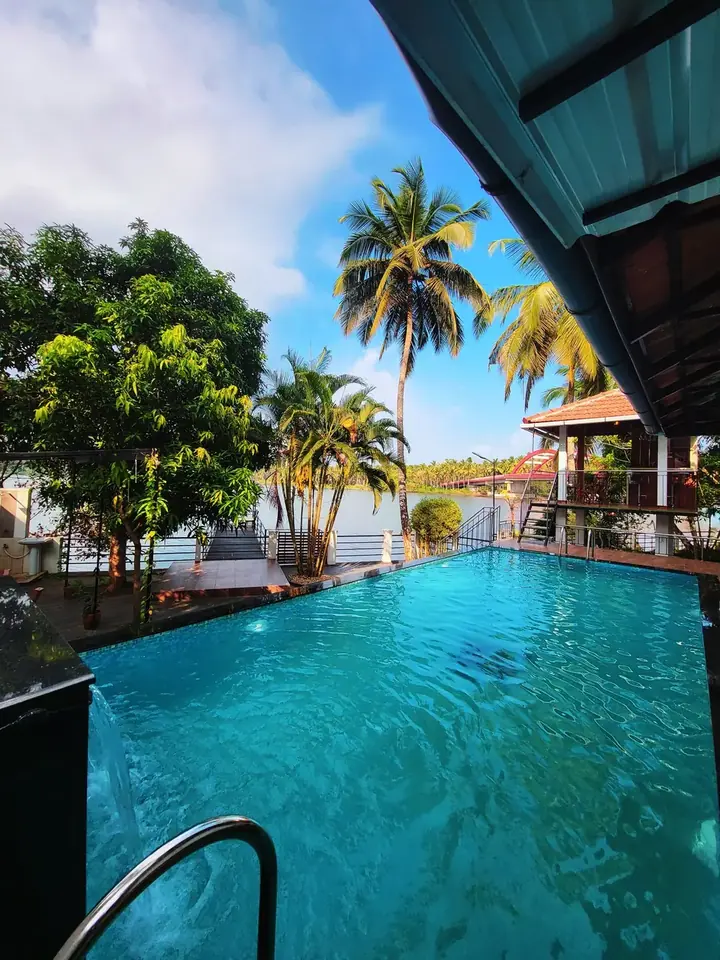 Swimming pool facing the river at BelleVue
